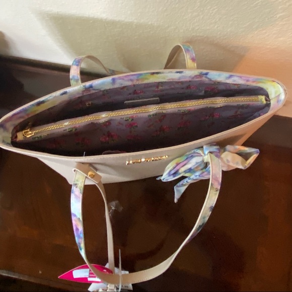 Betsey Johnson Large Tote With Scarf & Wristlet Gorgeous NWT - Picture 4 of 16